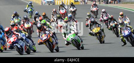 Hohenstein-Ernstthal, Deutschland. 13. Juli 2014. Moto3 Fahrer während des deutschen Motorrad Grand Prix auf dem Sachsenring in Hohenstein-Ernstthal, Deutschland, 13. Juli 2014. Foto: Hendrik Schmidt/Dpa/Alamy Live News Stockfoto