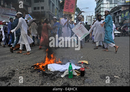 Dhaka, Bangladesch. 13. Juli 2014. Bangladeshi islamischen Organisation "Islami Shashantantra Charta Andalon, Dhaka" verbrannten israelische Fahnen vor dem National Press Club in Dhaka gegen die israelische Militäroffensive im Gaza. Bildnachweis: Mohammad Asad/Pacific Press/Alamy Live-Nachrichten Stockfoto