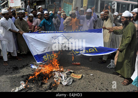 Dhaka, Bangladesch. 13. Juli 2014. Bangladeshi islamischen Organisation "Islami Shashantantra Charta Andalon, Dhaka" verbrannten israelische Fahnen vor dem National Press Club in Dhaka gegen die israelische Militäroffensive im Gaza. Bildnachweis: Mohammad Asad/Pacific Press/Alamy Live-Nachrichten Stockfoto