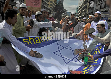 Dhaka, Bangladesch. 13. Juli 2014. Bangladeshi islamischen Organisation "Islami Shashantantra Charta Andalon, Dhaka" verbrannten israelische Fahnen vor dem National Press Club in Dhaka gegen die israelische Militäroffensive im Gaza. Bildnachweis: Mohammad Asad/Pacific Press/Alamy Live-Nachrichten Stockfoto