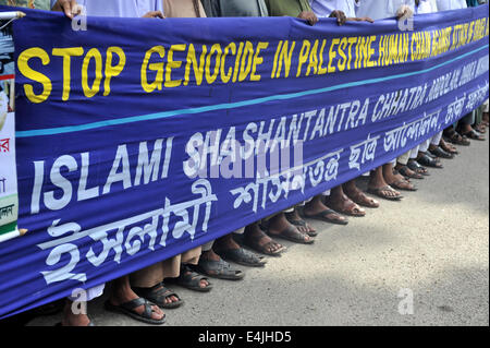 Dhaka, Bangladesch. 13. Juli 2014. Bangladeshi islamischen Organisation "Islami Shashantantra Charta Andalon, Dhaka" Proteste vor dem National Press Club in Dhaka gegen die israelische Militäroffensive im Gaza. Bildnachweis: Mohammad Asad/Pacific Press/Alamy Live-Nachrichten Stockfoto