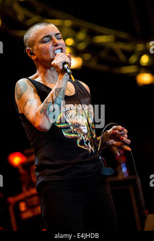 Lugano-Schweiz. 11. Juli 2014. Der irische Singer-Songwriter SINEAD O'CONNOR live am Piazza Della Riforma während der "Estival Jazz Lugano 2014" Credit führt: Rodolfo weitertransferiert/Alamy Live News Stockfoto