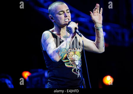 Lugano-Schweiz. 11. Juli 2014. Der irische Singer-Songwriter SINEAD O'CONNOR live am Piazza Della Riforma während der "Estival Jazz Lugano 2014" Credit führt: Rodolfo weitertransferiert/Alamy Live News Stockfoto