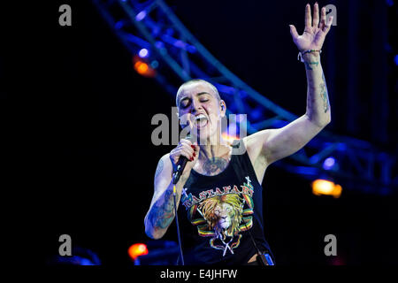 Lugano-Schweiz. 11. Juli 2014. Der irische Singer-Songwriter SINEAD O'CONNOR live am Piazza Della Riforma während der "Estival Jazz Lugano 2014" Credit führt: Rodolfo weitertransferiert/Alamy Live News Stockfoto