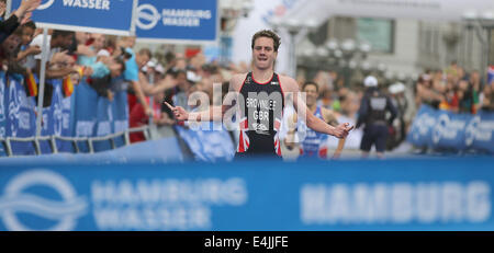 Hamburg, Deutschland. 13. Juli 2014. Briten Alistair Brownlee Thriathlon World Championships-Turnierserie professionelle Rennen in Hamburg, Germany, 13. Juli 2014. Foto: Axel Heimken/Dpa/Alamy Live News Stockfoto