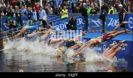 Hamburg, Deutschland. 13. Juli 2014. Starten der gemischten Teams beim professionellen Thriathlon World Championships Series-Rennen in Hamburg, Deutschland, 13. Juli 2014. Foto: Axel Heimken/Dpa/Alamy Live News Stockfoto