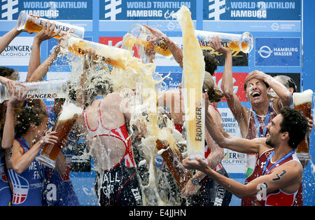 Hamburg, Deutschland. 13. Juli 2014. Die Siegerteams der gemischten Teams Frankreich (L-R), Großbritannien und Ungarn feiern nach den Thriathlon-Weltmeisterschaften in Hamburg, Germany, 13. Juli 2014. Foto: Axel Heimken/Dpa/Alamy Live News Stockfoto