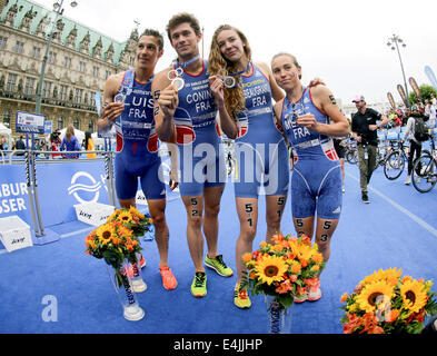 Hamburg, Deutschland. 13. Juli 2014. Vizeweltmeister Frankreich Cassandre Beaugard, Dorian Coninx, Audrey Merle und Vincent Luis team nach den Thriathlon-Weltmeisterschaften in Hamburg, Deutschland, 13. Juli 2014. Foto: Axel Heimken/Dpa/Alamy Live News Stockfoto