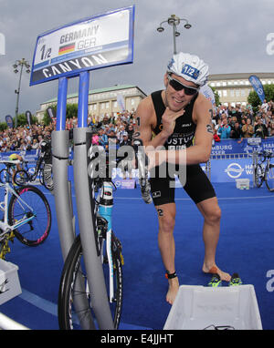 Hamburg, Deutschland. 13. Juli 2014. Deutscher Triathlet Justus Steffen bei der Thriathlon-Weltmeisterschaft in Hamburg, Deutschland, 13. Juli 2014. Foto: Axel Heimken/Dpa/Alamy Live News Stockfoto