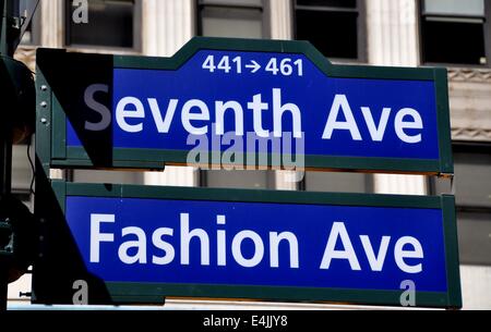 NYC: Straßenschilder an der Ecke Seventh Avenue und West 34th Street in der Strecke bekannt als Fashion Avenue Stockfoto