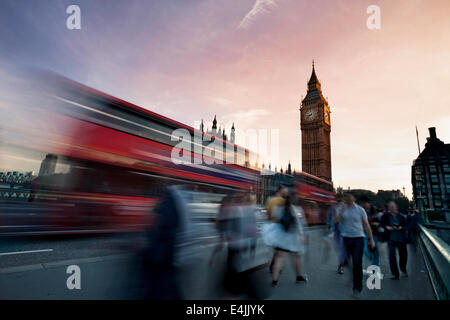 Slow-Motion verschwommen Touristen und und Verkehr auf der Westminster Bridge mit Big Ben im Hintergrund, London. Stockfoto