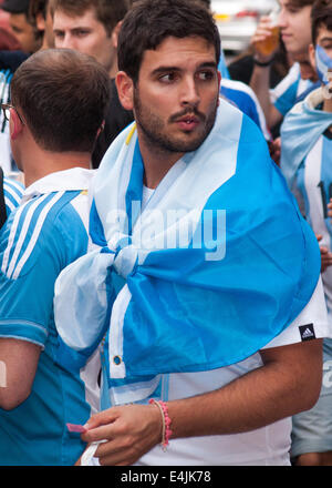 London, UK. 13. Juli 2014. Argentinische Fußball-Fans bereit, beobachten die WM 2014 endgültig in einem argentinischen Pub Moo an der Londoner Vauxhall Bridge Road, Pimlico. Bildnachweis: Mamusu Kallon/Alamy Live-Nachrichten Stockfoto