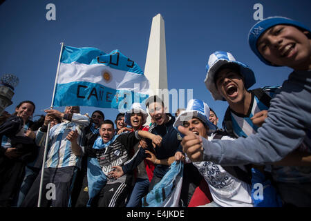 Buenos Aires, Argentinien. 13. Juli 2014. Argentiniens Fans jubeln vor dem Endspiel zwischen Deutschland und Argentinien 2014 FIFA WM in Buenos Aires, Argentinien, am 13. Juli 2014. Bildnachweis: Martin Zabala/Xinhua/Alamy Live-Nachrichten Stockfoto