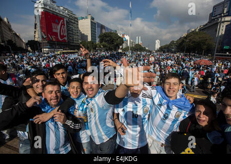 Buenos Aires, Argentinien. 13. Juli 2014. Argentiniens Fans jubeln vor dem Endspiel zwischen Deutschland und Argentinien 2014 FIFA WM in Buenos Aires, Argentinien, am 13. Juli 2014. Bildnachweis: Martin Zabala/Xinhua/Alamy Live-Nachrichten Stockfoto