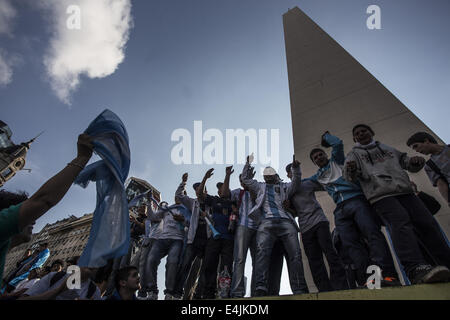 Buenos Aires, Argentinien. 13. Juli 2014. Argentiniens Fans jubeln vor dem Endspiel zwischen Deutschland und Argentinien 2014 FIFA WM in Buenos Aires, Argentinien, am 13. Juli 2014. Bildnachweis: Martin Zabala/Xinhua/Alamy Live-Nachrichten Stockfoto