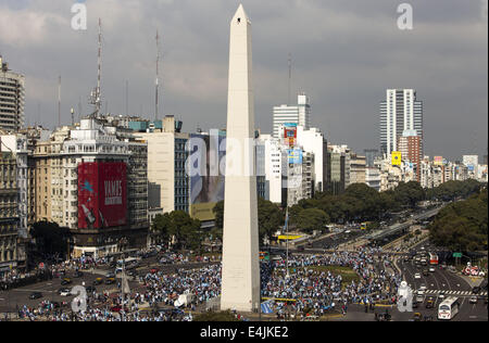 Buenos Aires, Argentinien. 13. Juli 2014. Argentiniens Fans versammeln sich vor dem Endspiel zwischen Deutschland und Argentinien 2014 FIFA WM in Buenos Aires, Argentinien, auf 13. Juli 2014. Bildnachweis: Martin Zabala/Xinhua/Alamy Live-Nachrichten Stockfoto