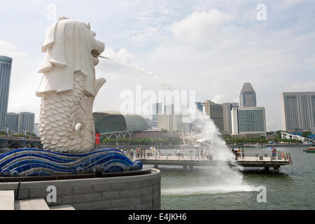 Singapur - 16. Juli 2009: Original Merlion Statue Brunnen in Merlion Park, Singapur. Dieser Brunnen ist einer der bekanntesten Stockfoto