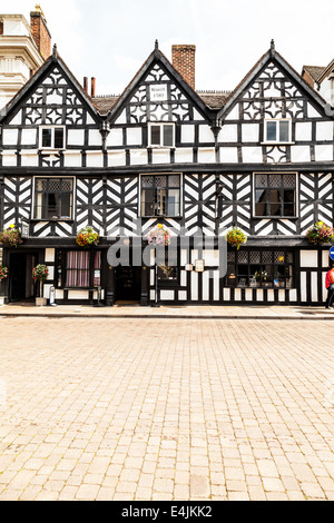 LICHFIELD, Großbritannien - erbaut 3. Mai 2014 - Vorderansicht des Tudor Cafés entlang der Bohrung Street, 1510, Lichfield, Staffordshire, Stockfoto