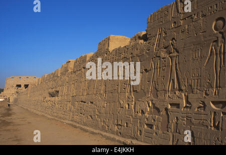 Ägyptische Kunst. Der Karnak-Tempel-Komplex. Wand mit Szenen der Pharao Ramesses II Opfergaben an die Götter. 19. Dynastie. Neu Stockfoto