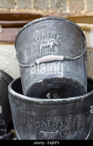 Ornamentale dekorative Milch Eimer Blumentöpfe Stockfoto