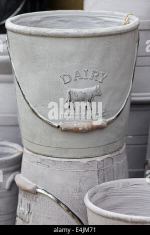 Ornamentale dekorative Milch Eimer Blumentöpfe Stockfoto