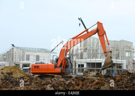 Bagger arbeiten in neuen Wohnungsbau-Projekt Stockfoto