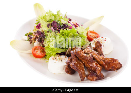 gegrilltes Rindfleisch Streifen frischen gemischten Salat und warmen Ziegenkäse Stockfoto