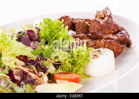 gegrilltes Rindfleisch Streifen frischen gemischten Salat und warmen Ziegenkäse Stockfoto