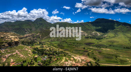 Hügelige Landschaft der Region Butha-Buthe von Lesotho. Lesotho, offiziell das Königreich Lesotho ist ein Binnenstaat. Stockfoto