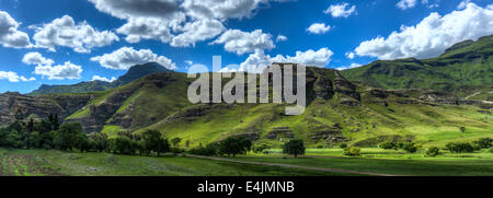 Hügelige Landschaft der Region Butha-Buthe von Lesotho. Lesotho, offiziell das Königreich Lesotho ist ein Binnenstaat. Stockfoto