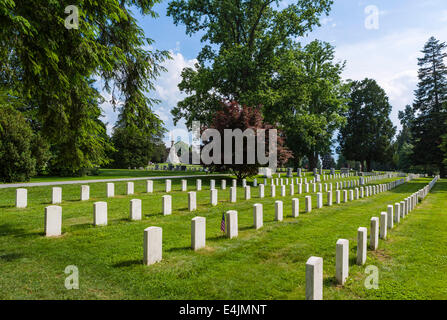 Grabsteine mit Soldaten Nationaldenkmal in der Ferne, Gettysburg Staatsangehörig-Kirchhof, Pennsylvania, USA Stockfoto