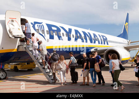Menschen ein Ryanair-Flugzeug am Flughafen Faro, Algarve, Portugal Europa Stockfoto