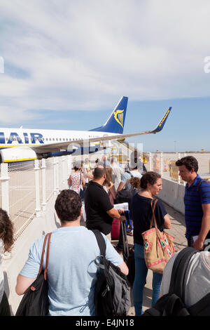 Stellen Sie sich an Bord eines Ryanair-Flugzeugs , Flughafen Faro, Algarve, Portugal Stockfoto