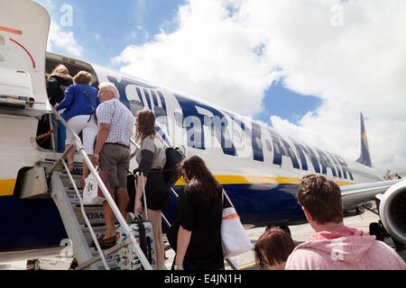 Fluggästen ein Ryanair-Flugzeug am Flughafen Stansted, London UK Stockfoto