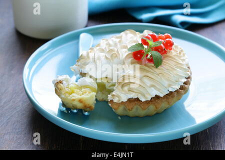 Torte mit Zitrone Sahne und Baiser dekoriert mit Johannisbeeren Stockfoto