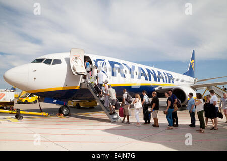 Fluggästen ein Ryanair-Flugzeug, Faro Flughafen, Algarve, Portugal Stockfoto