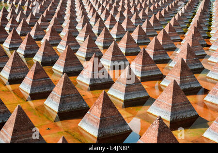 Plaza Juarez, Mexiko-Stadt, Mexiko. Eine Reihe von 1034 rötliche Pyramiden in einem breiten Pool in Plaza Juarez. Stockfoto