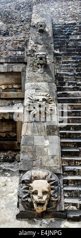 Grabsteine entlang eine dekorative Treppe einer Pyramide in Teotihuacan, Mexiko, einmal von den Azteken verehrt. Stockfoto