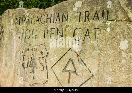 Stein-Marker den Appalachian Trail den Richard B. Russell Scenic Highway bei Hog Pen Gap in North Georgia, USA trifft. Stockfoto