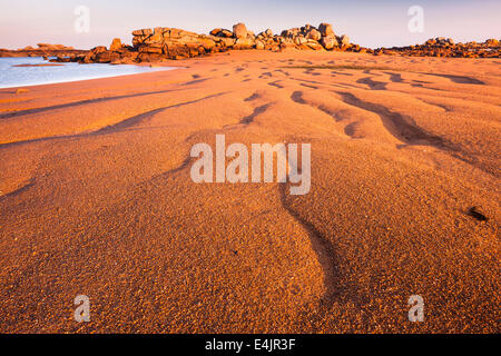 Sonnenaufgang in Côte de Granit Rose, Britany, Frankreich Stockfoto