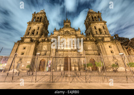 Mexiko-Stadt Metropolitan Cathedral (Catedral Metropolitana De La Asunción de Maria) in der Nacht. Stockfoto