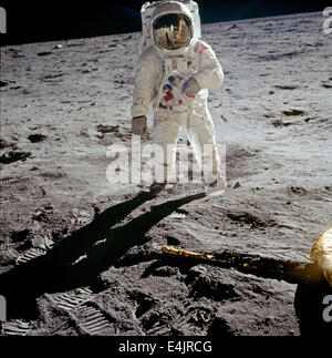 Buzz Aldrin posiert für Portrait mit Neil Armstrongs Reflexion im Visier, Apollo 11, Mond Stockfoto
