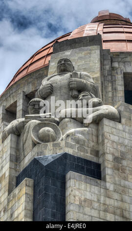 Skulpturen des Denkmals für die mexikanische Revolution (Monumento a la Revolución Mexicana) am Platz der Republik in Mexiko-Stadt. Stockfoto