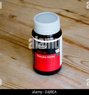Glas Manuka Honig teuer, wie es Heilwirkung hat und eine Produktion nur Neuseeland Tee Baum Blüte begrenzte hat Stockfoto