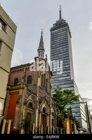 Latinoamericana Turm (Torre Latinoamericana) mit der Templo Expiatorio Nacional de San Felipe de Jesús im Vordergrund. In der Nähe Stockfoto