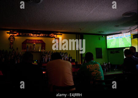 Queens, New York, USA. 12. Juli 2014. Der Scorpion-Cocktail-Lounge auf Roosevelt Aveune televises das Spiel zwischen Brasilien und den Niederlanden um den dritten Platz in der WM 2014 auf Univision, Samstag, 12. Juli 2014. © Bryan Smith/ZUMA Draht/Alamy Live-Nachrichten Stockfoto