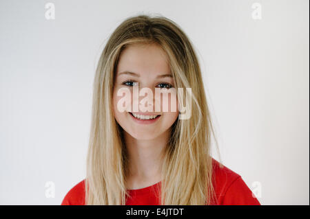 Hübsche blonde Teenager-Mädchen lächelnd Stockfoto