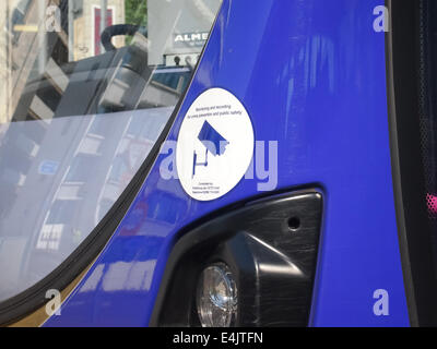 Ein Schild an der Vorderseite des einen Star-Bus laufen durch die erste Gruppe zeigt, dass CCTV am Bus vorhanden ist Stockfoto