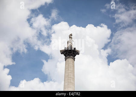 Die Nelsonsäule in London gegen blauen Himmel und weiße Wolken gesehen. Stockfoto