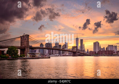 Skyline von New York City, USA bei Sonnenuntergang. Stockfoto